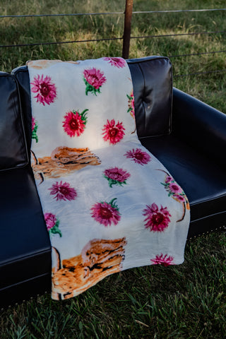 DOORBUSTER The Highland Blooms Blanket