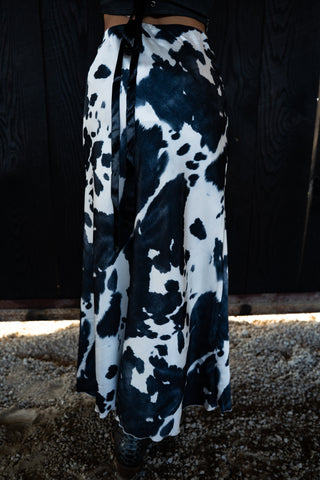 Black and white patterned pants worn by a person on a beach.